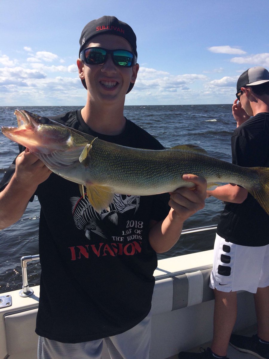 MNFishing1's tweet photo. Little sully with the giant for the kids of the day! 27.25 for the big fella! Ends the day with the biggest slot for the kids! #lotw #minnesota #fishing #walleye https://t.co/9yUMJNvW7R