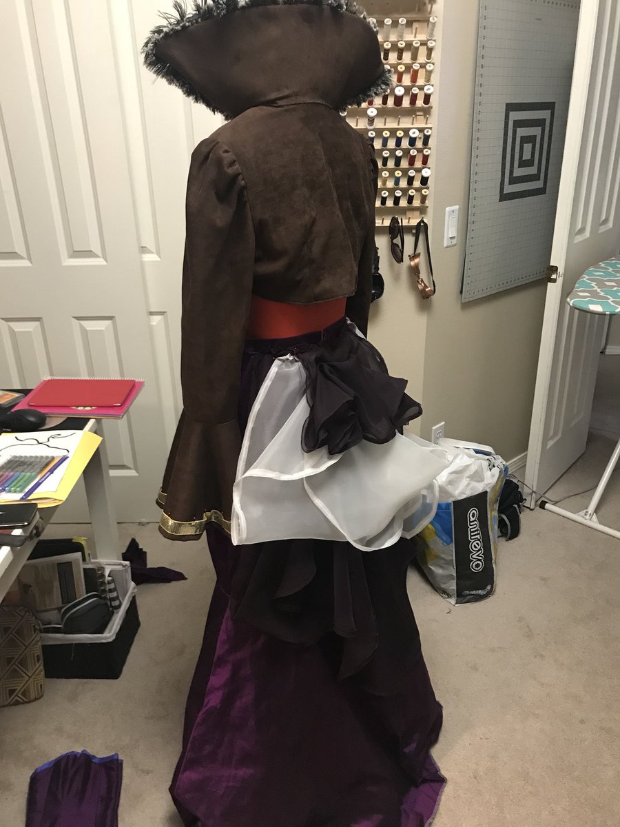 AirBubbles's tweet photo. Been sewing a lot. Send help. 😭 #Cosplay #Cosplaywip #marasov #destinycosplay #coco2018 https://t.co/HU2gLTTdfe