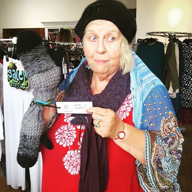 Elaine showing off sale items!
#closingsale ift.tt/2JR5rMO