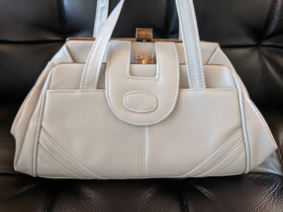 lovesuspiro's tweet photo. Vintage 1980s Purse Vegan https://t.co/nDZZBdskjP #bagsandpurses #beige #gold #1980s #purse #handbag #vintage #vintagepurse #1980sclothes https://t.co/32RlFoPdo6