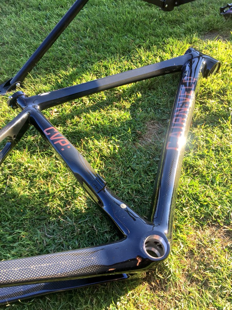 Ok check out this beauty that’s just arrived😍 Look at the shine on this brilliant paint job ✨ #customfit #custombuilt #cairnvelo