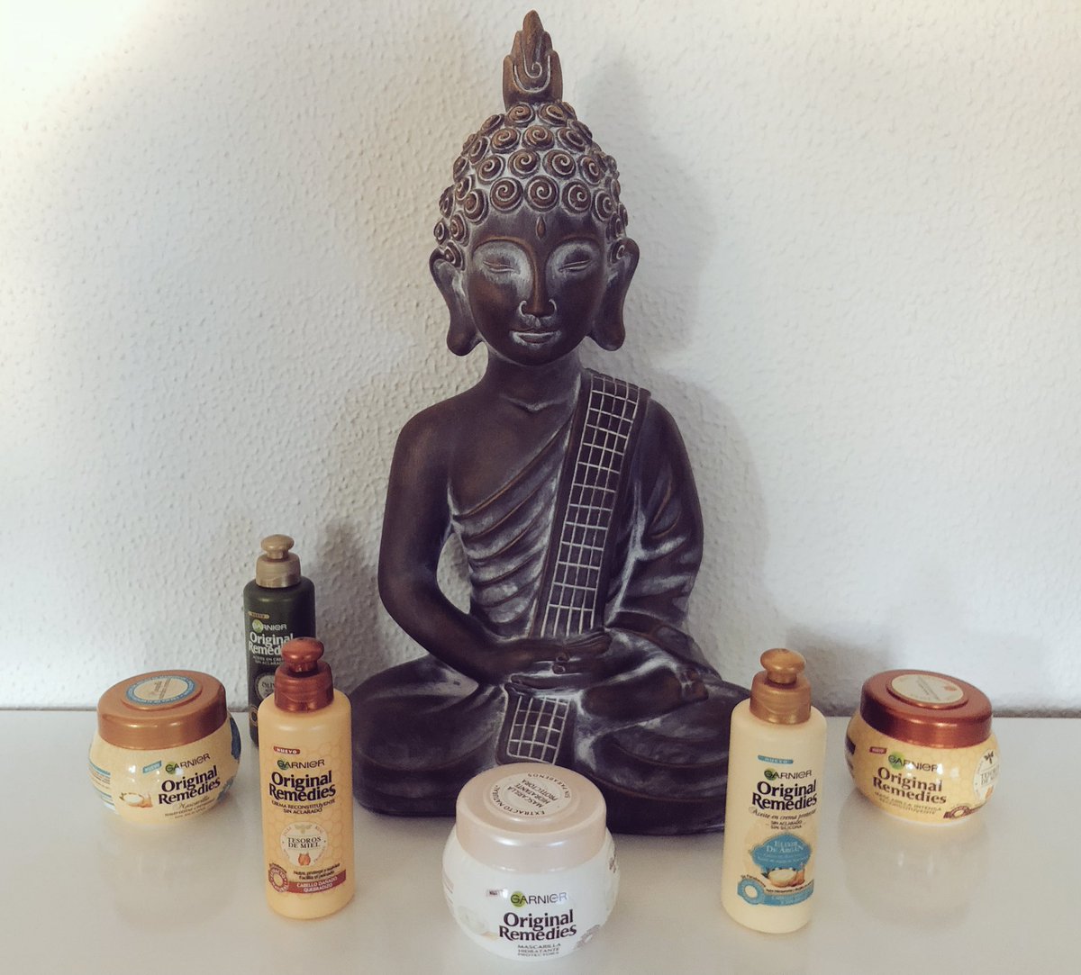 NoraEscrich's tweet photo. 🤔💭 Mi amigo está pensando en soltarse los rulos y nada mejor que #originalremedies de @Garnier_es para mantener su pelo cuidado, qué, còmo lo veis? @trnd_es #ElPoderDeLoAutentico https://t.co/IKitBbvRHB