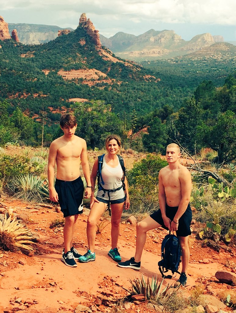 dannapratte's tweet photo. This is beautiful #sedona but check out the blog link for some of the (other) best hikes in AZ #hiking https://t.co/fDlv7Qu8nz https://t.co/SwULNwUpGP