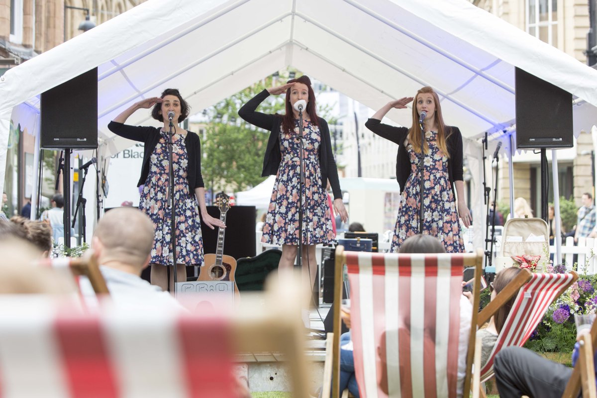 visit_mcr's tweet photo. Take a break from bee hunting at this weekend’s #BeeWeekender.

Savour a cocktail at the @HarveyNichols garden bar &amp; enjoy sounds of the city on the live music stage.

Plus, street theatre, family workshops, bee hive tours &amp; the bustling Bee Market.

https://t.co/2ZE81FkeDb https://t.co/G8QtuKdSk4