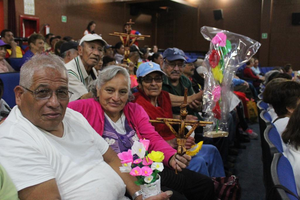 DioneAnguianoF's tweet photo. Un fuerte abrazo a todos nuestros grupos de #AdultosMayores, a quienes entregamos esta mañana material didáctico para todas las actividades que desarrollan en los centros de convivencia de las 8 Direcciones Territoriales. #ConelPoderDeLaSabiduria https://t.co/hPUAtpQ2Dg