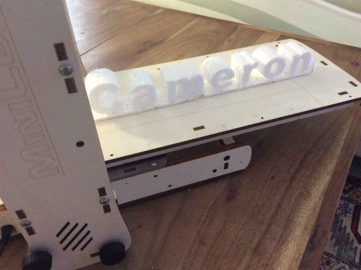 Imprimantes3D's tweet image. [Live Tweet MiniCut2d+] Le premier print  

Aprés une phase (assez delicate) de callibration : elle fonctionne la #minicut2d+ 😎

Nous avons utilisé le polystyrène de calage (mauvaise qualité) du carton d&apos;emballage de l&apos;imprimante 😇

#maker #cncfab @elcp72 @MiniCut2d