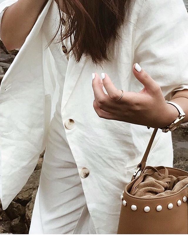 Dreaming of the simplicity of the beach lifestyle to escape the city rush;🌊💫 Pearls are a girls best friend ✨ @crimixaled with the Pearl Santina. ift.tt/2AgYlSj