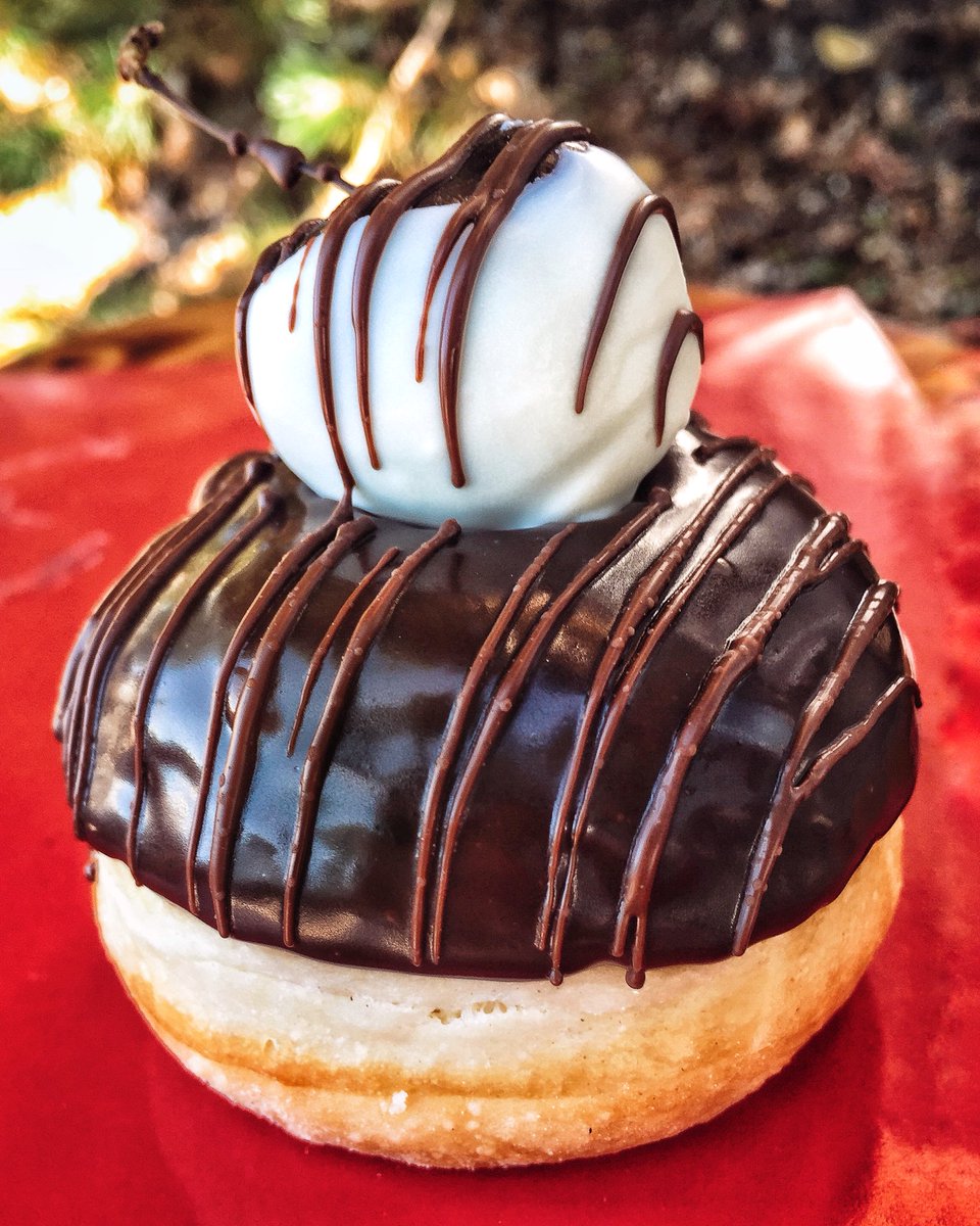 CookieLadyYQR's tweet image. DONUT MENU
for #MarketUnderTheStars this Thurs, July 26:

• Captain Jack
• orange chocolate cherry
• turtle
• nude minis

#YQR #YQRdt