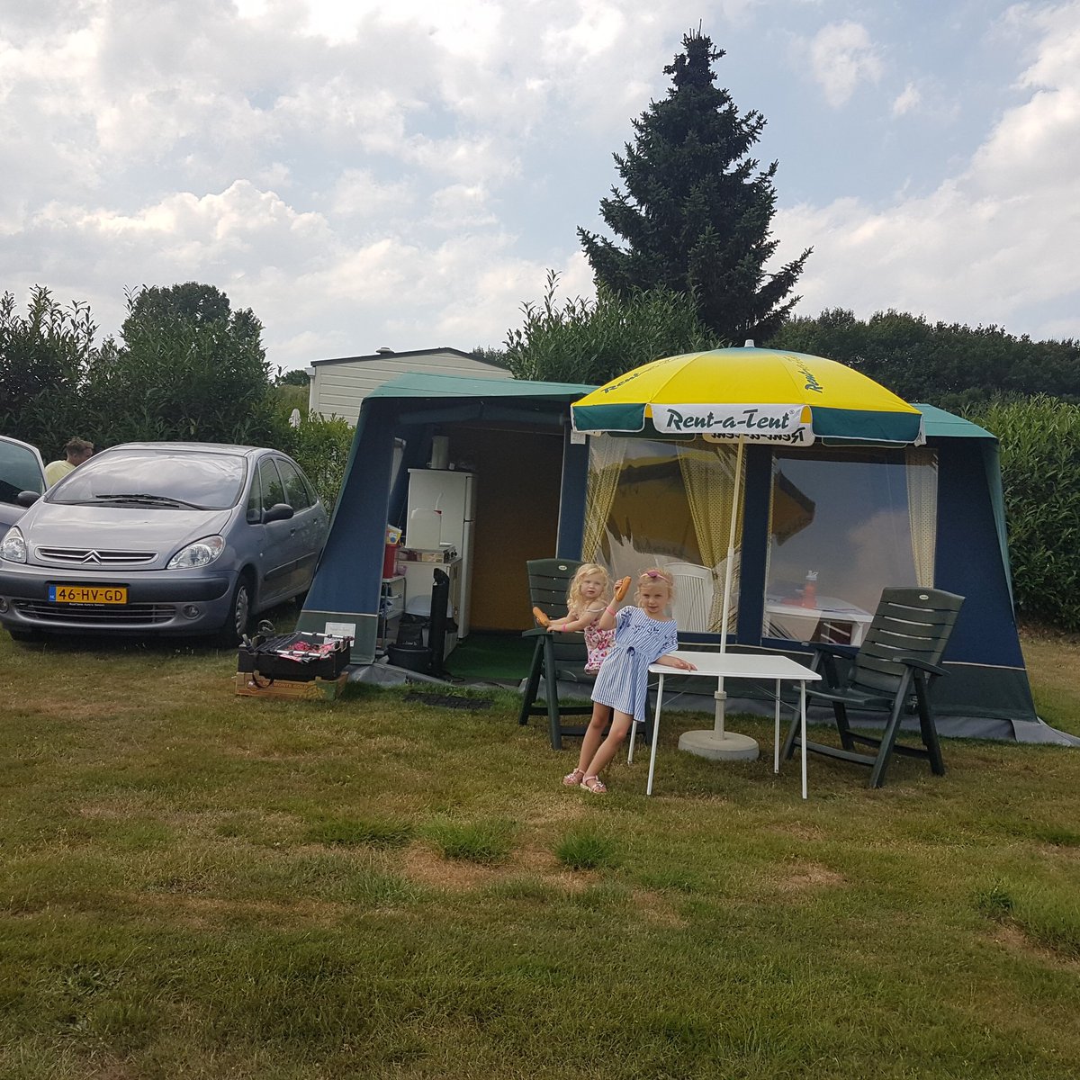 Wij hebben afgl week helaas geen strandbal gekregen  <a href="/RentaTent_NL/">Rent-a-Tent</a> maar wel foto's genoeg #Rentatenthierisie