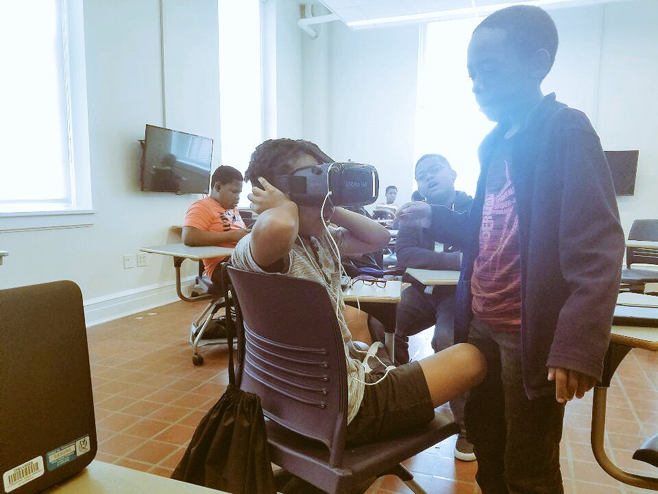 vsuvil's tweet image. Getting excited about virtual reality yet? Yes, they are! #NearReality #3DImages #STEMisLife #STEMLearning #virtualrealitygoggles #verizoninnovativelearning #VILMM #VSUVIL @LearningVerizon @dpvils @verizon