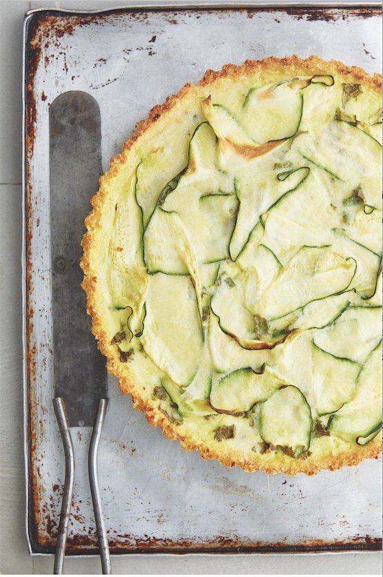 Have you ever seen such a beautiful tart 😍 Who knew coconut and courgette went so well together! If you don’t have coconut cream, you could use a dairy-free milk alternative instead 💚 bit.ly/2yWPqno