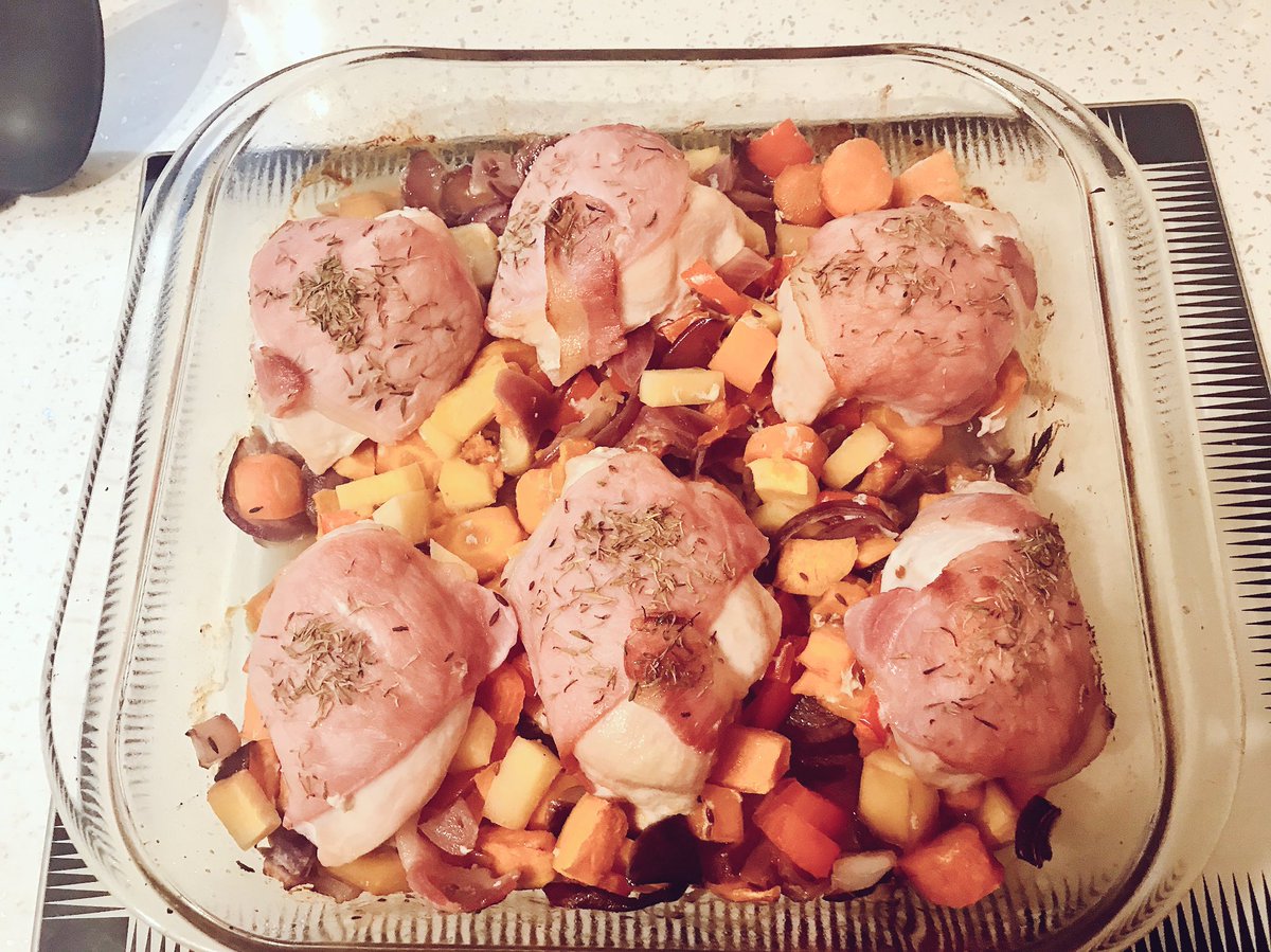 JessOwen_TT's tweet image. First healthy meal made!👌🏻
Chicken wrapped in low fat bacon on a bed of seasoned vegetables! Who new I could cook😬🌶🥦🥕💕 #HealthyEating #WeightLoss #GettingBackIntoIt