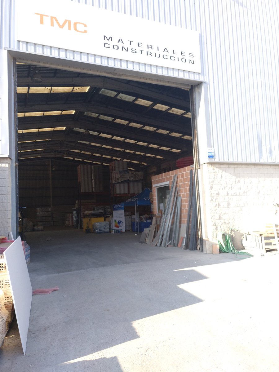 RColladoGECOL's tweet photo. Estos días hemos estado presentando la gama @GECOLoficial en #LaValldUxó en casa de nuestro distribuidor #TECMACO del grupo @ccsmasobra . Juan Ibáñez como gerente y Raúl Abad como comercial son parte del equipo de la empresa. #GECOLequipo #GECOLpva #Gecol https://t.co/nvFJYkvFzF