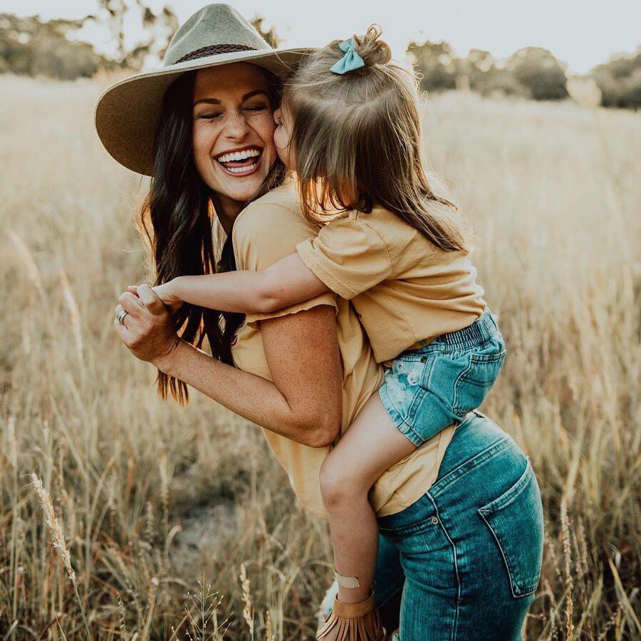 Light_Folio's tweet photo. #TuesdayThoughts — 

“I try anything to capture their true personalities rather than trying to stage everything to the way I want to see it.”  

New #blog with #featured #photographer Makenzie Kriss https://t.co/PlSto6bMko https://t.co/0VAWriS1sR