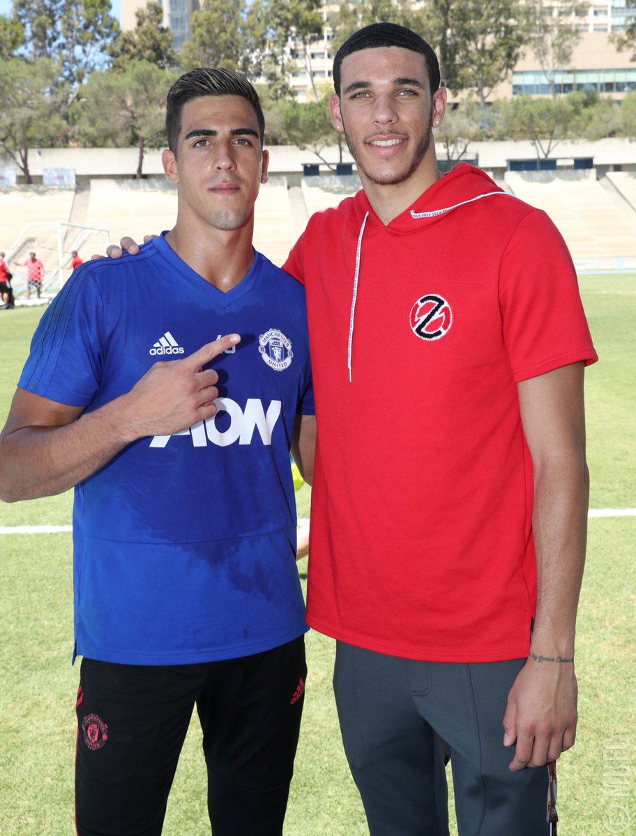 ManUtd's tweet photo. ⚽️ x 🏀

It was fantastic to have @Lakers stars @ZO2_ and @IvicaZubac at #MUFC training today! #MUTOUR https://t.co/53fE9cdPdA