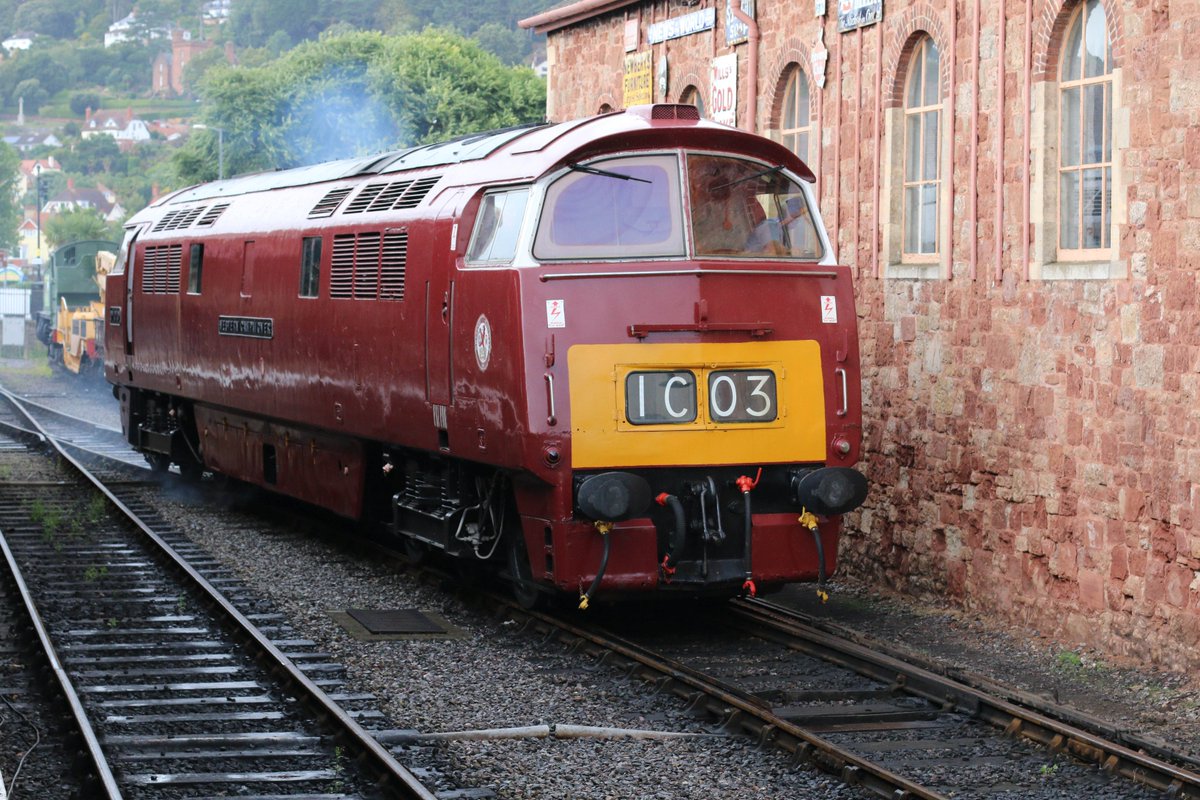 beeranddiesels's tweet image. D1010 Western Campaigner runs round at Minehead station on the West Somerset Railway. @WSomRailway #Class52 #Western #Minehead