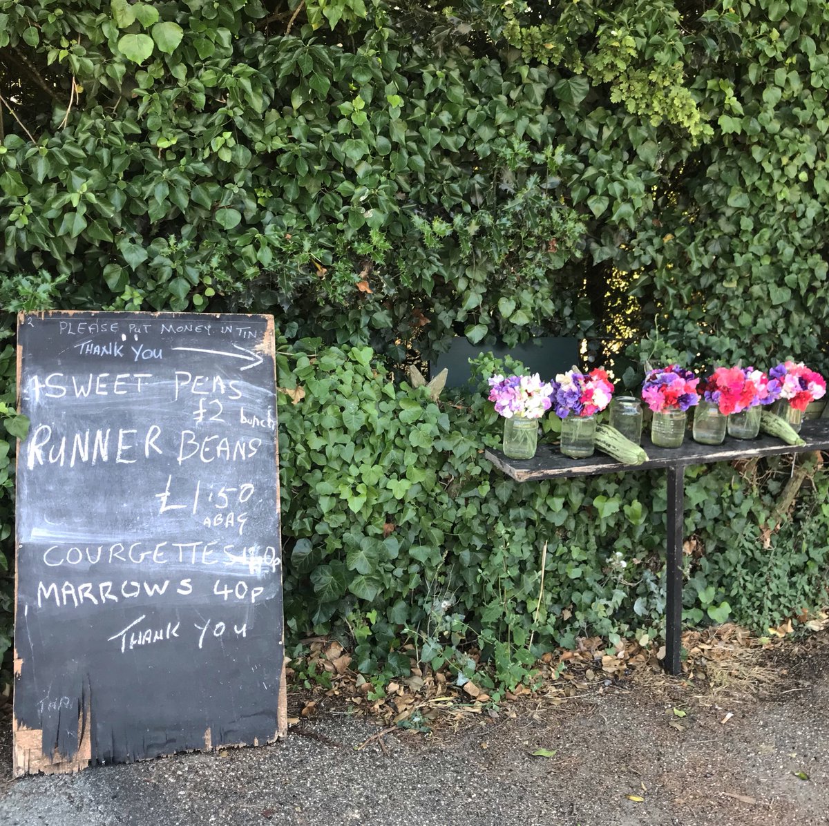 Went and bought some glorious sweetpeas like a nice holiday local. #sweetpeas #flowers #honestybox #suffolk #villagelife #countryside