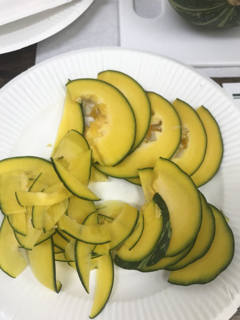 JukuKenko's tweet image. 【鈴カボチャ】
薄くスライスすれば、生で食べられるカボチャ
カロテン、ビタミンC、E、不溶性食物繊維が豊富！
ワタまで食べられるので、ワタに含まれる美肌成分まで気軽に食べられる！
糖質が多いので、食べ過ぎ注意！
#美肌 #食事 #健康フード #鈴カボチャ