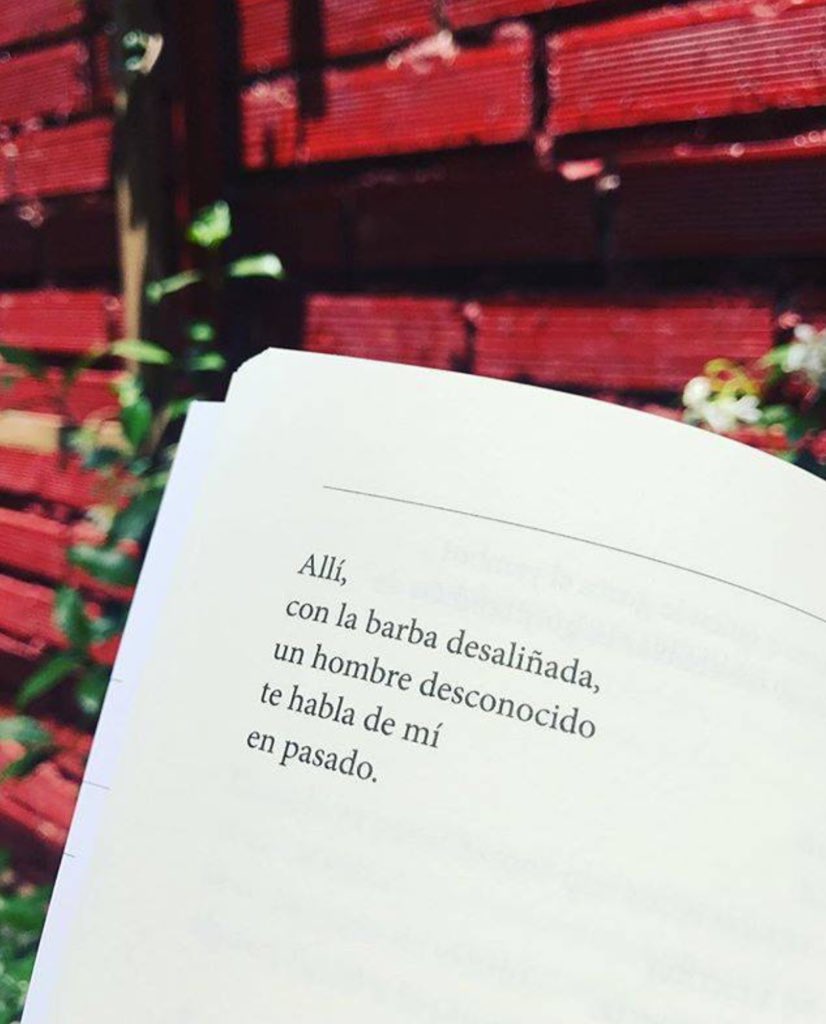 CrAccionpoetica's tweet photo. Un hombre desconocido, te habla de mí en pasado #FernandoValverde #poesia #libros https://t.co/xQ0zBXOoRu