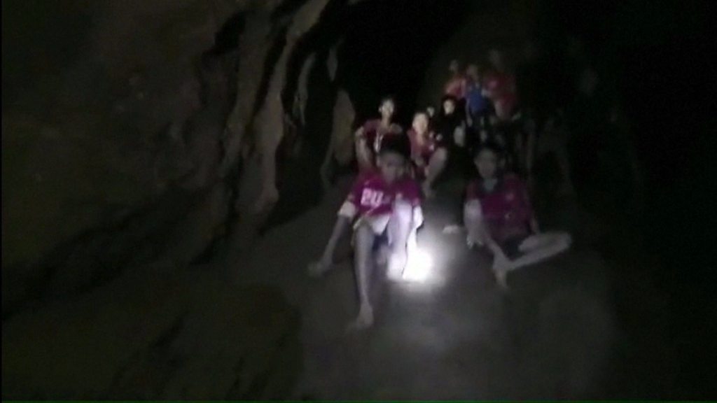 SalaDeAula's tweet photo. Resgate na Tailândia: Os 3 motivos que explicam como 12 meninos e seu treinador sobreviveram por 17 dias na caverna https://t.co/XrUlDXa8s9 https://t.co/lzCnlndiAw