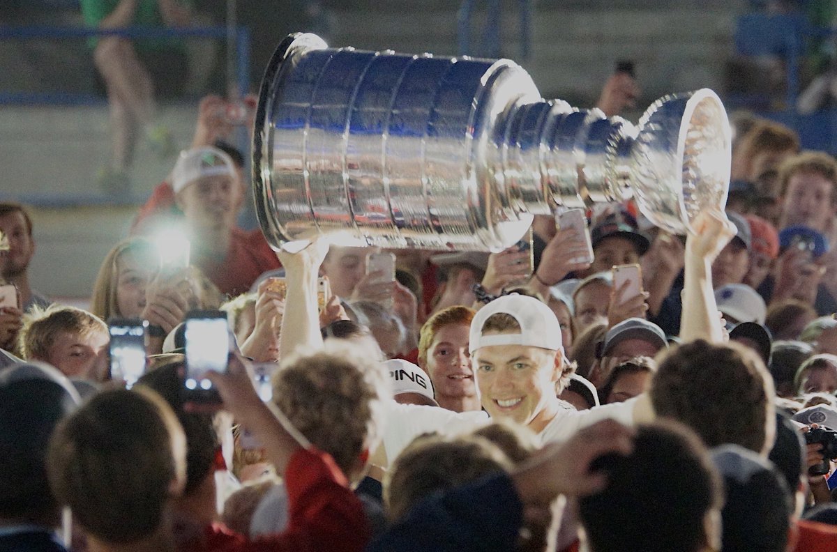 DaBeautyLeague's tweet image. #Oshie and the #StanleyCup in Minnesota ❤️ 🏆 @Capitals @UNDmhockey