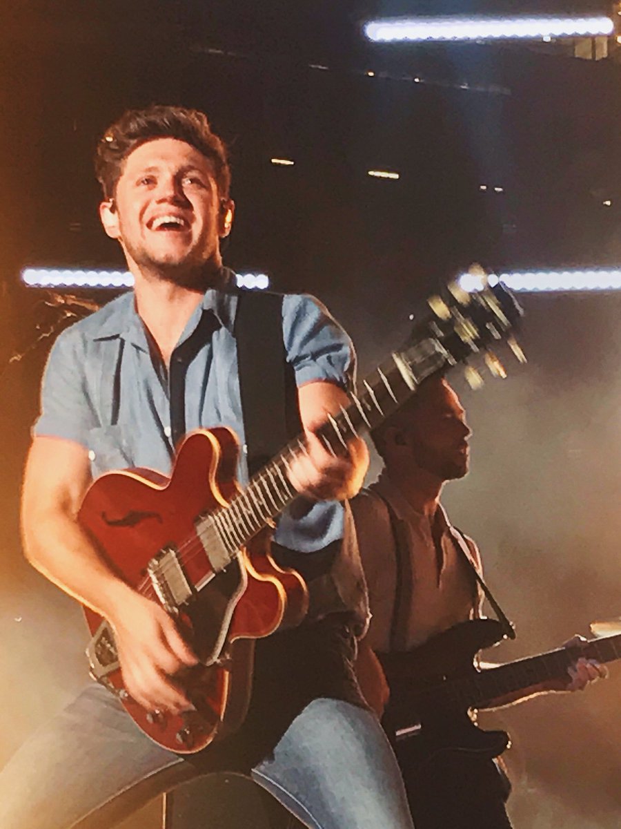 VPirkle's tweet image. 🎶I can’t believe my eyes oh I must be seeing blind🎶

BEST. NIGHT. EVER. 

#FlickerWorldTour2018 
#FlickerWorldTourNashville 
#NiallHoranVIP
