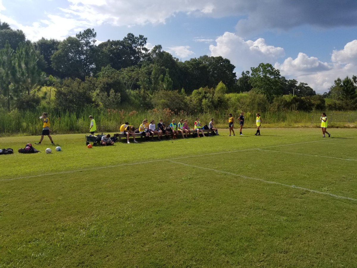 CHCAFutbol's tweet image. Much needed H2O break between sessions. #summerwork #springsuccess