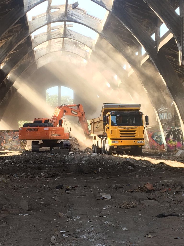 TransportePavez's tweet photo. Limpieza #maestranza San Bernardo. #transportespavez #camiones #pavez #demoliciones #movimientodetierra #tolva #excavadora #camabaja 🚚 https://t.co/exGKRBBG0T