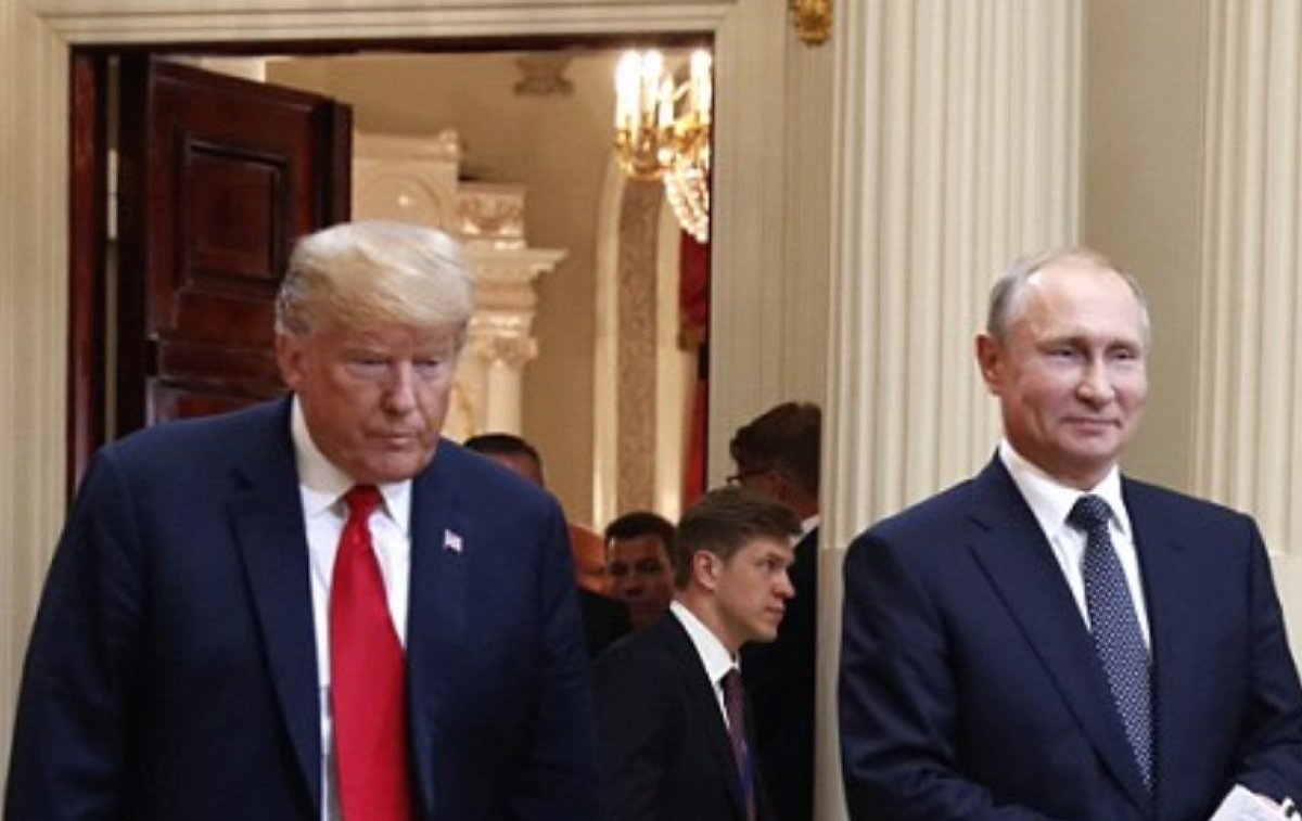 9/ President Trump's head, neck, & eyes are all directed downward during this crucial entrance onto what is, very much, the World Stage. The expression on Trump's face is projecting anxiety & low confidence. Trump is preoccupied. He's not fully present - he's not 'in the moment'.