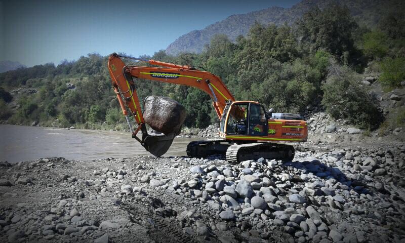 TransportePavez's tweet photo. Ladera río Maipo #excavadora #transportespavez contamos con excavadoras de 20,22,30y 35 toneladas, excavadoras con martillo y neumáticas🚚 https://t.co/EzaXO5llom
