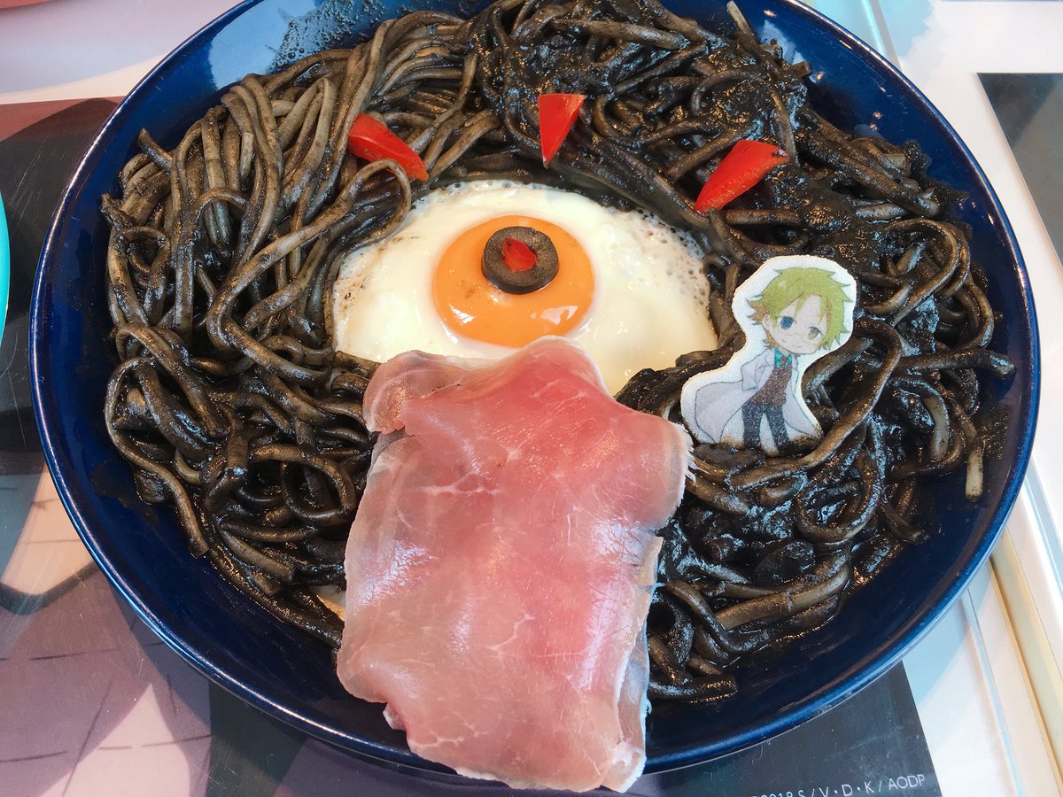 殺戮の天使 公式アカウント 殺戮の天使 Spinns Cafe ダニーのパスタ ボリュームもさることながらビジュアルのインパクト大です 開発段階で舌をベーコンから生ハムにしてもらったのでリアル感倍増です ザックの包帯パンケーキ ひたすらに可愛いです