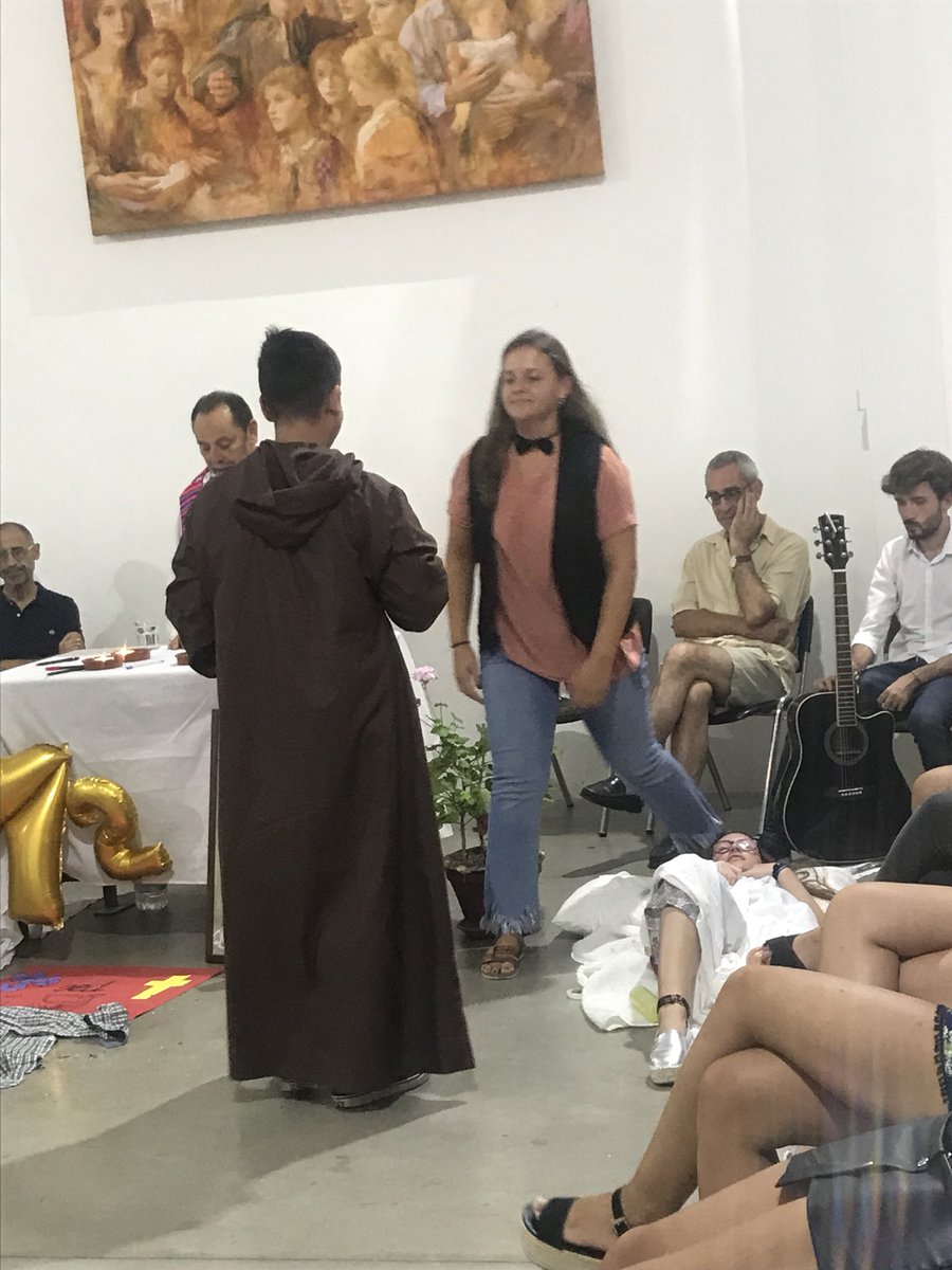 Nuestra vida es una carrera, con muchos obstáculos, pero debemos salvarlos y estar siempre alegres. La eucaristía es un buen momento para recordarlo.