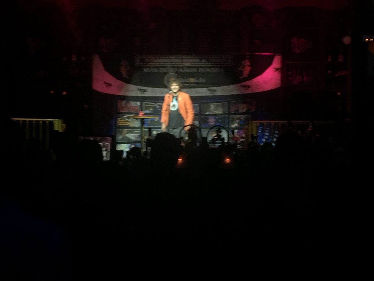 comicos_tv's tweet photo. Nuestro amigo @salvareinachuki nunca defrauda, 14 años llenando en Mae West Granada como el primer día #ComicosUnoAUnonopara https://t.co/dWZeCSndBg