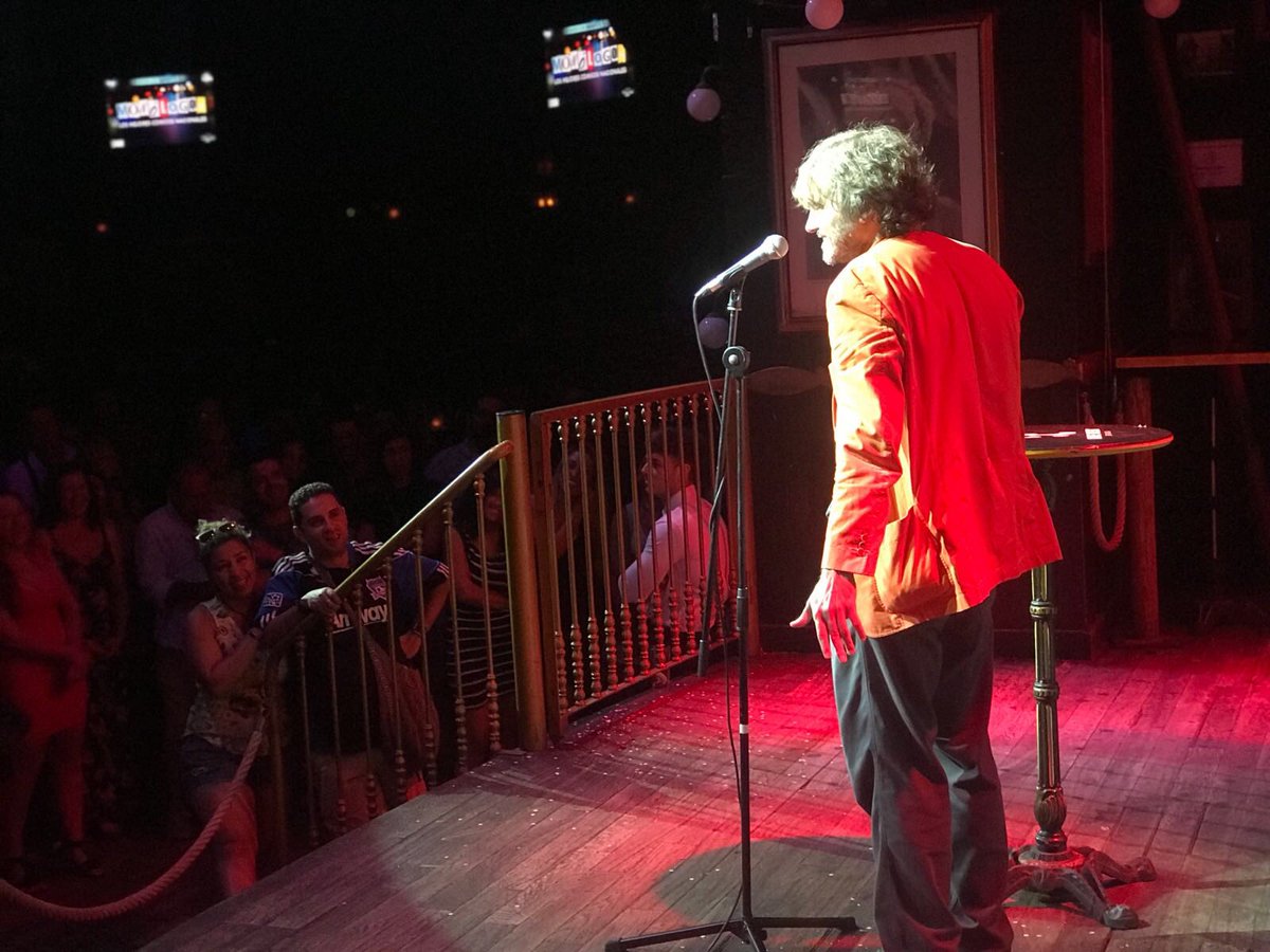 comicos_tv's tweet photo. Nuestro amigo @salvareinachuki nunca defrauda, 14 años llenando en Mae West Granada como el primer día #ComicosUnoAUnonopara https://t.co/dWZeCSndBg
