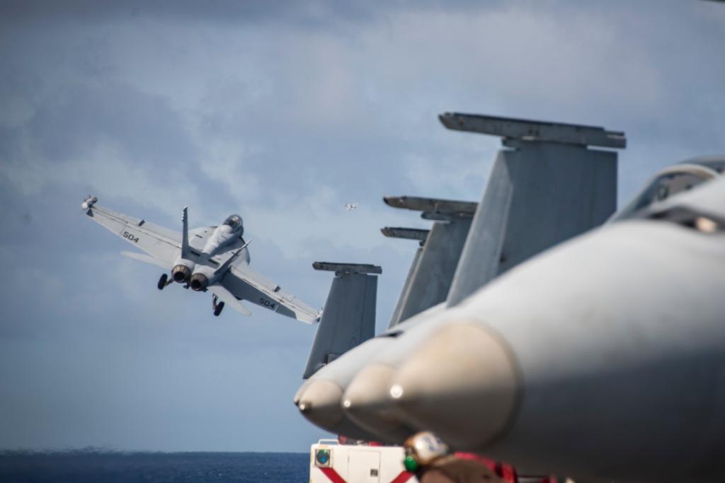 Around the fleet with today's #USNavy photos of the day: #USSJasonDunham helo ops, Sailor loads Maverick missile on a P-3C Orion, #USSMilius underway in Philippine Sea, and an EA-18G Growler launches from #USSCarlVinson #RIMPAC.
ℹ️ info & ⬇️ download: navy.mil/viewPhoto.asp?…