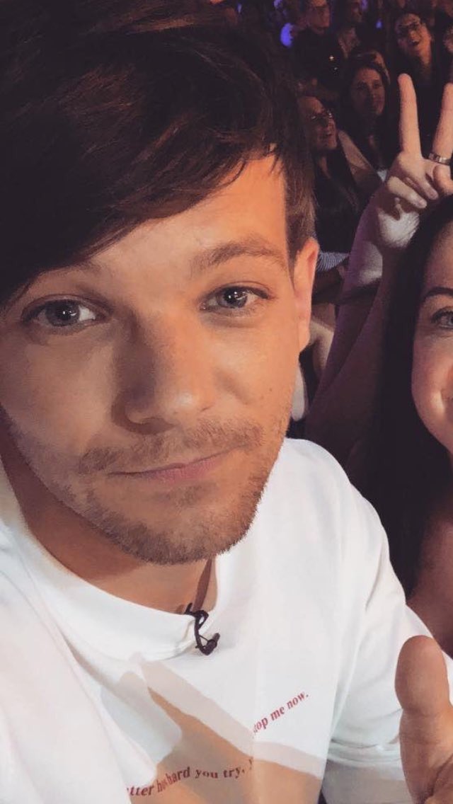 yellowheartLWT's tweet image. the sun goes down and it comes back up. ☝️the world it turns no matter what. 🌍

#8YearsofOneDirection