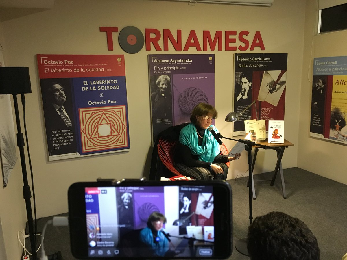 LaTornamesa's tweet photo. Estamos transmitiendo en directo vía #FacebookLive desde Tornamesa #ZonaG el recital de poesía de Luz Mary Giraldo. Serie #LecturasDeAutor ¡Conéctate ya! https://t.co/krXchXgZPn