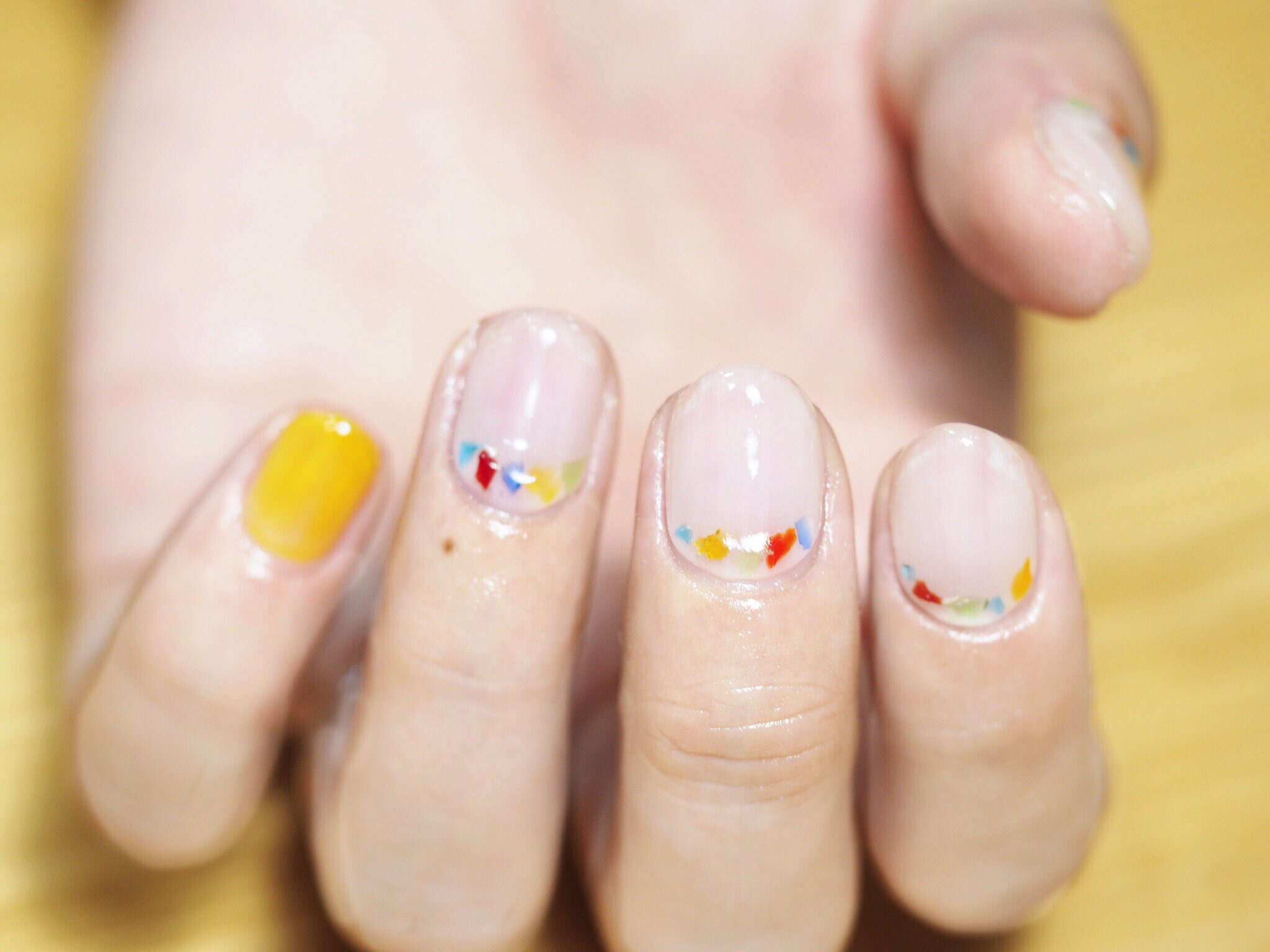 Nail Yumihari クリアな黄色と津軽びいどろ クリアベースに琉球硝子のカケラを置き アクセントに小指にのみクリアイエローを 6500円です Nail ネイル ネイルデザイン ショートネイル ナチュラルネイル ニュアンスネイル 夏ネイル シンプル