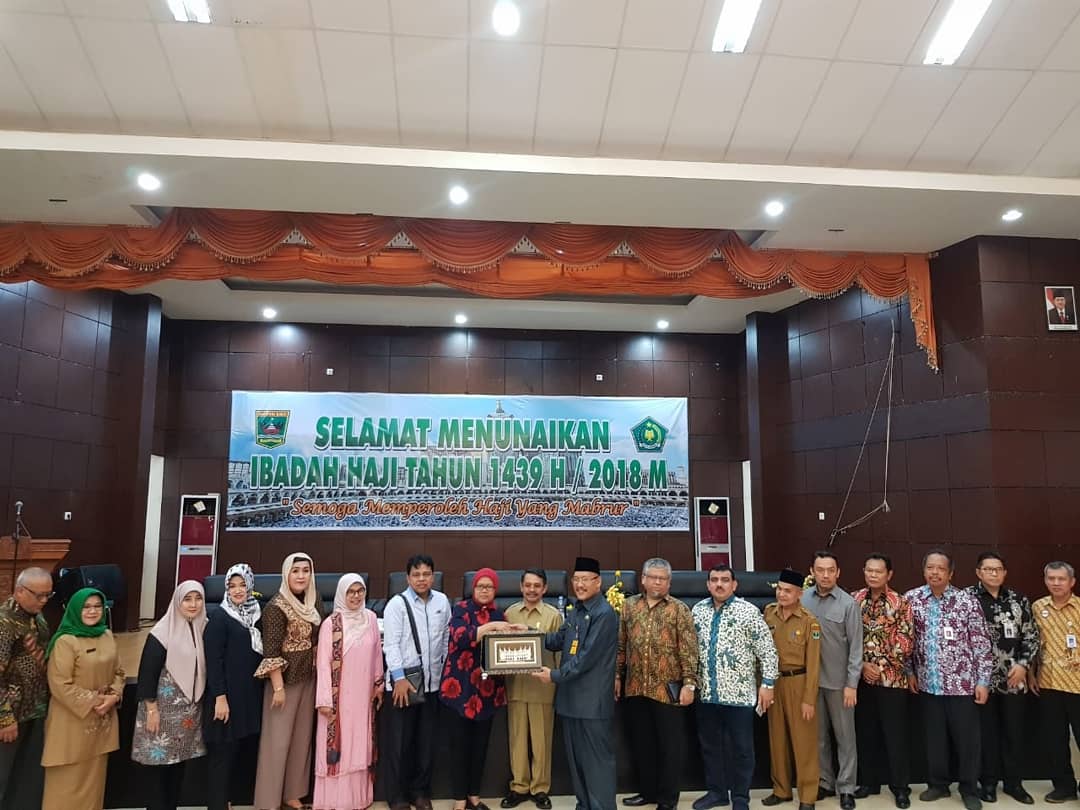 Mengecek persiapan pemberangkatan calon jamaah haji di embarkasi kota padang sumatera barat
Semoga dengan persiapan yang bagus para jamaah haji dapat beribadah dengan tenang dan bisa menjadi haji yang mambrur.