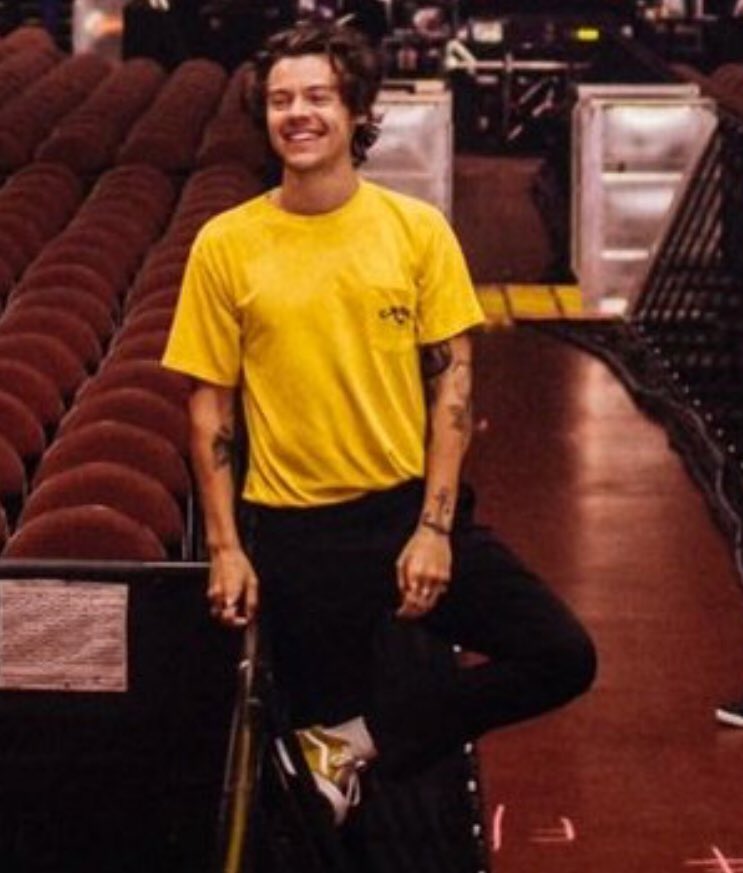 Gasoline2403's tweet image. На нем золотые Vans или мне мерещится?????

#8YearsOfOneDierction 
#InfinityMusicVideo
