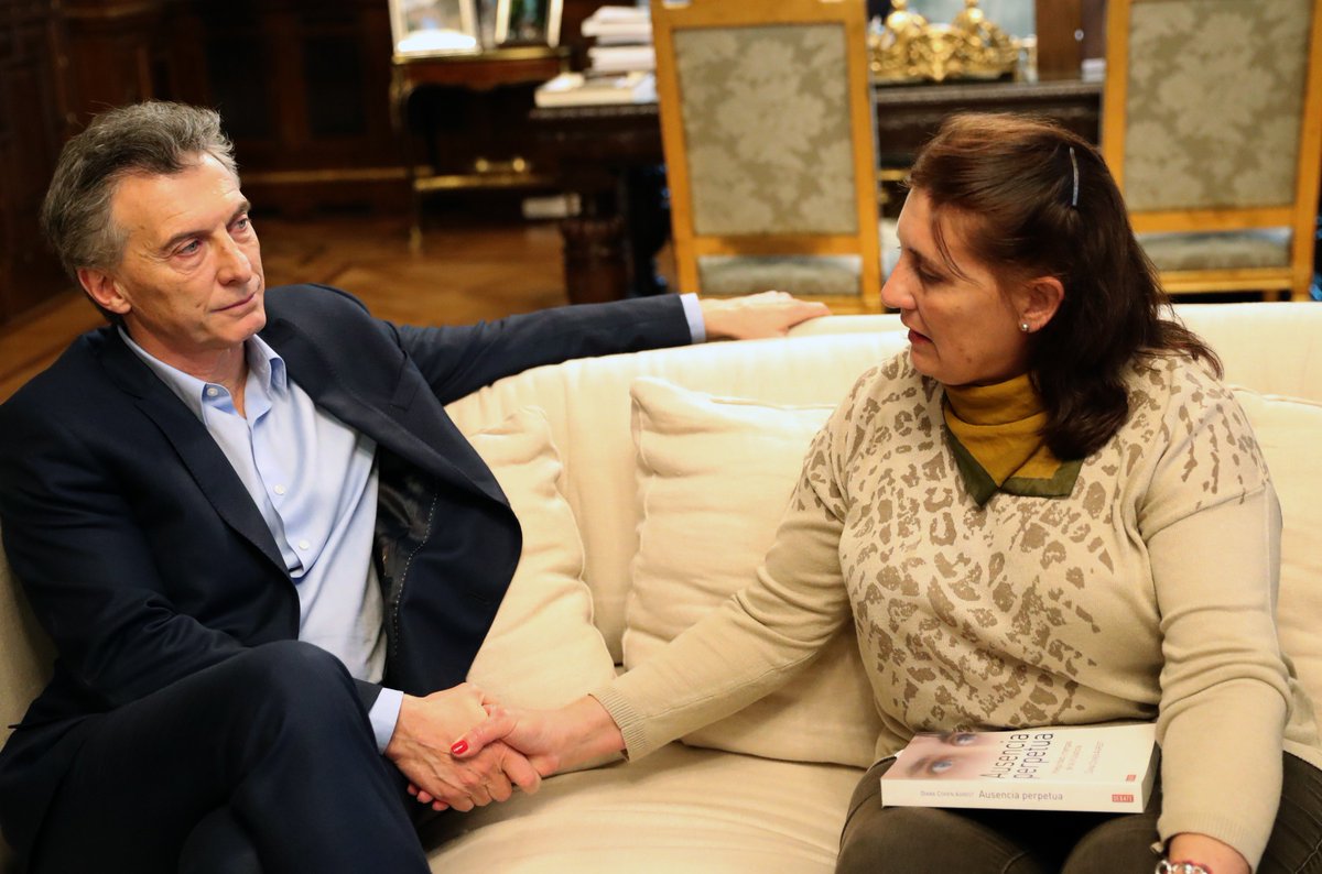 Hoy recibí a los papás y a los hermanos de Juan Cruz Ibáñez, el estudiante asesinado el mes pasado durante un robo en Rosario. Quería darles mis condolencias en persona, decirles que no están solos y que los acompañamos en su pedido de justicia.