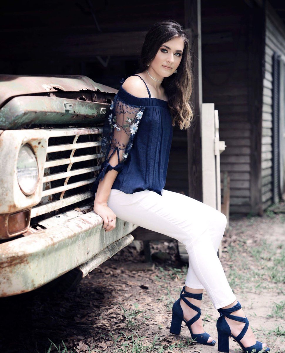 GeauxBigO's tweet photo. I can't get over this beauty of mine! 
#2019Senior #Gorgeous #WorkItQueen #BabyBlues #AllisonPellegrinPhotography #MakeupByKacie #AmazingWork https://t.co/d9BgIcT2En