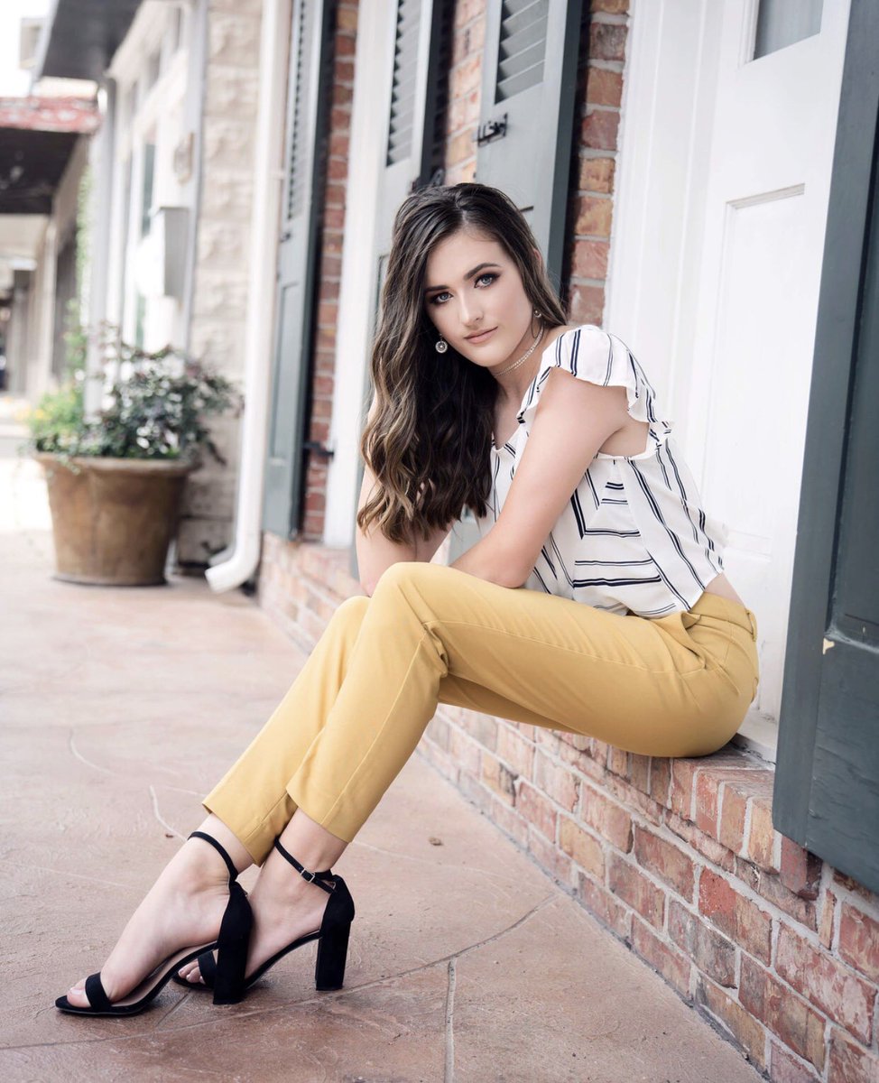 GeauxBigO's tweet photo. I can't get over this beauty of mine! 
#2019Senior #Gorgeous #WorkItQueen #BabyBlues #AllisonPellegrinPhotography #MakeupByKacie #AmazingWork https://t.co/d9BgIcT2En