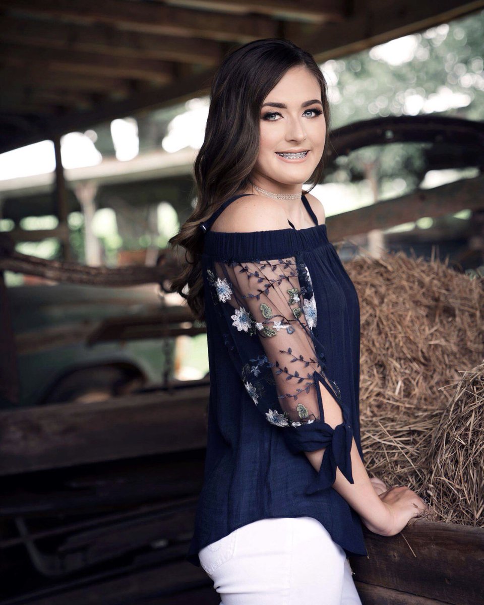 GeauxBigO's tweet photo. I can't get over this beauty of mine! 
#2019Senior #Gorgeous #WorkItQueen #BabyBlues #AllisonPellegrinPhotography #MakeupByKacie #AmazingWork https://t.co/d9BgIcT2En