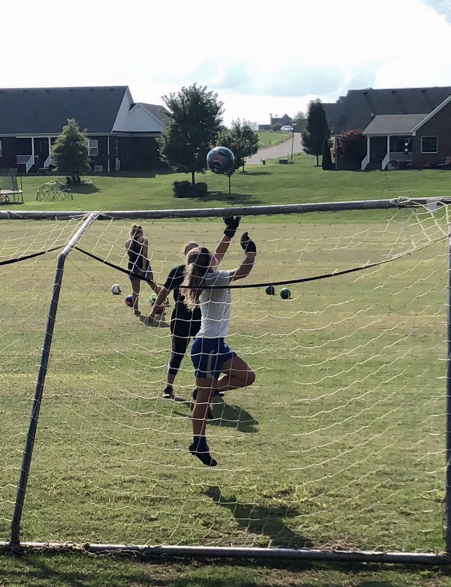 pdenise_howard's tweet photo. Amanda’s keeper training session tonight as Alyssa kicks corners & Amanda challenges @gracevgaffney w/ some fast balls⚽️🧤 #practiceneverstops #quickreflex&reaction https://t.co/BxLLzDLULB