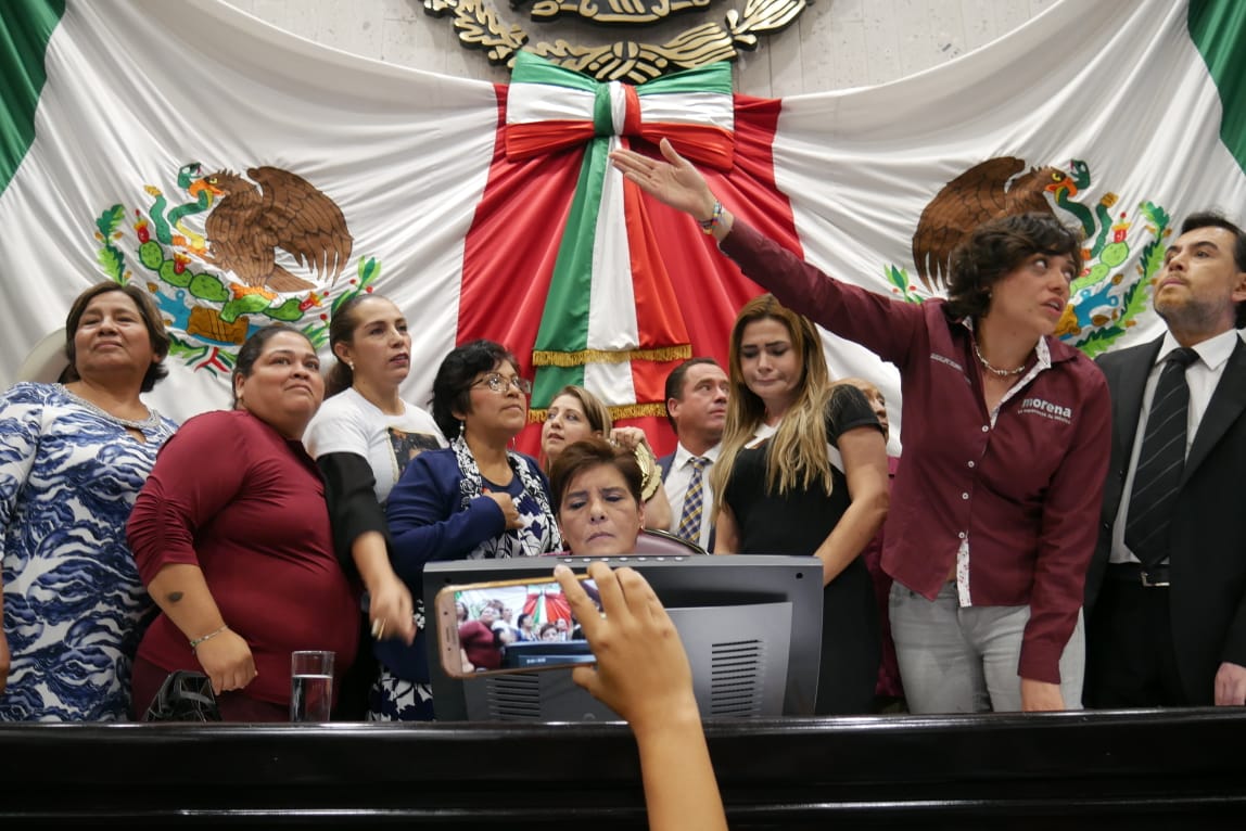 Los_Editores's tweet image. En Medio De Una #Trifulca / #Video: Marcos Even Torres, rindió #Protesta como #FiscalAnticorrupcion de Veracruz loseditores.com/resumen/47634/… #Xalapa #Veracruz