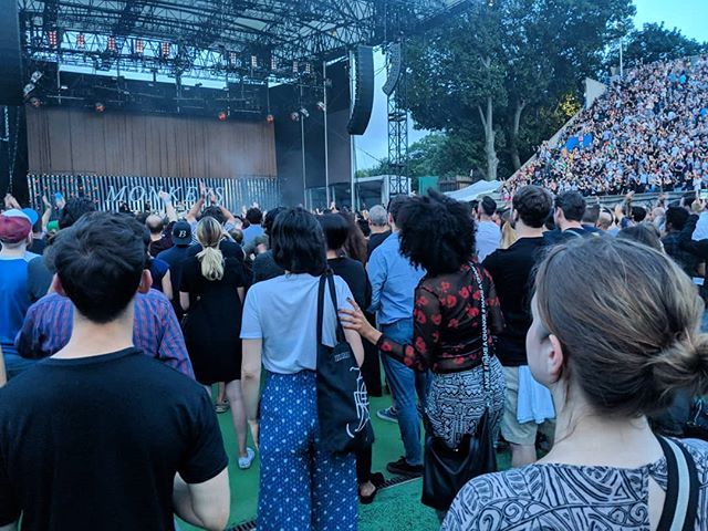 RALeidner's tweet image. Celia looking at stuff, concert edition. #ArcticMonkeys ift.tt/2mJxd4p