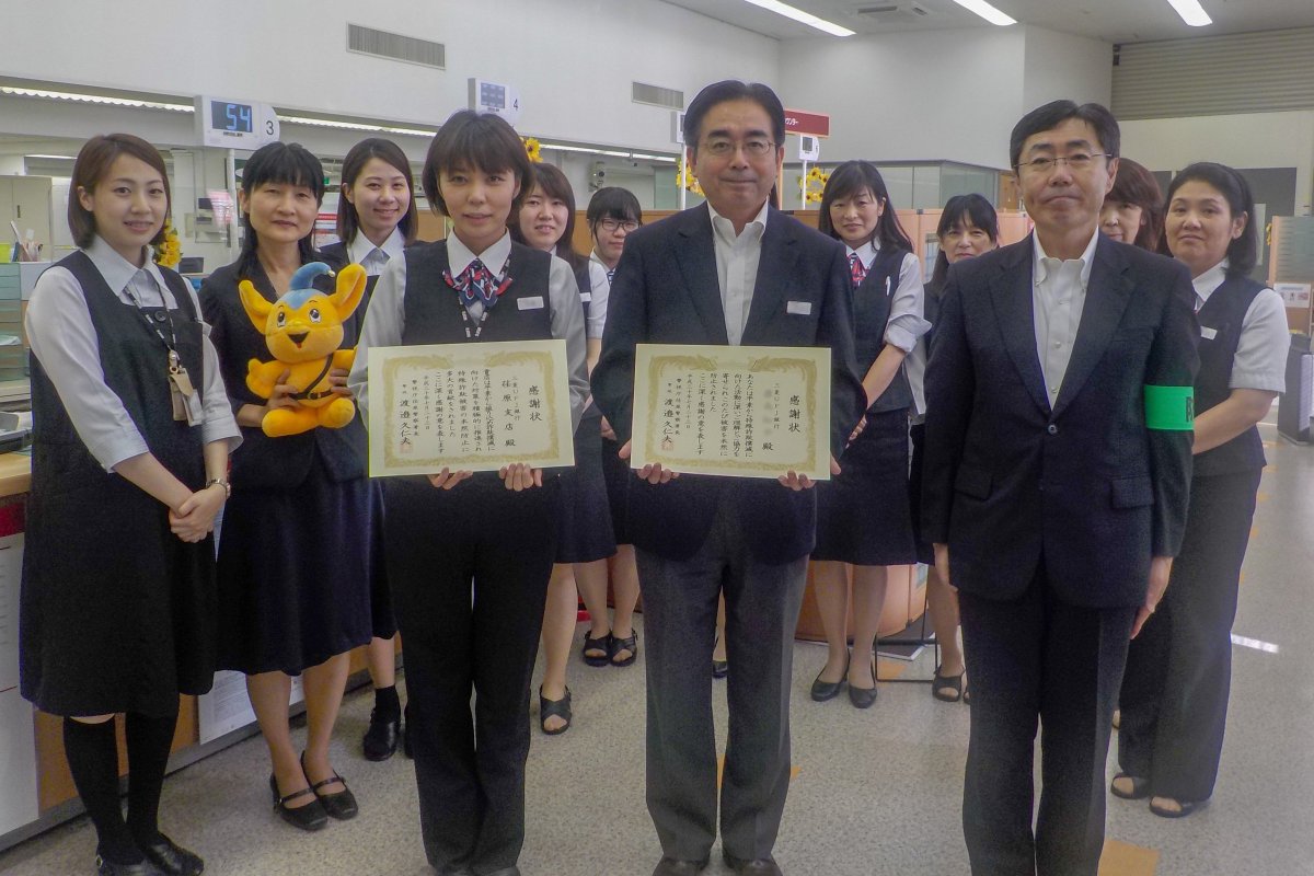 荏原警察署】7月23日(月)、三菱UFJ銀行荏原支店の女性職員及び同支店に対し、荏原警察署長から感謝状が贈呈されました。同支店の窓口で「証券会社 で株を買う。」と申し出た高齢男性に対し、詐欺にあっているのではないか、と用途を聞くなどして被害を未然に防ぎました。