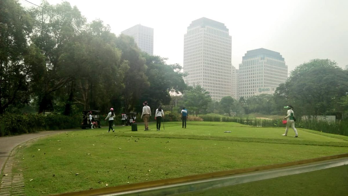 Life is about creating yourself and daily training is one of the way 😎 🏌️‍♂️#perfectgolf #excellentservice #SenayanNational #TheMAJSenaya