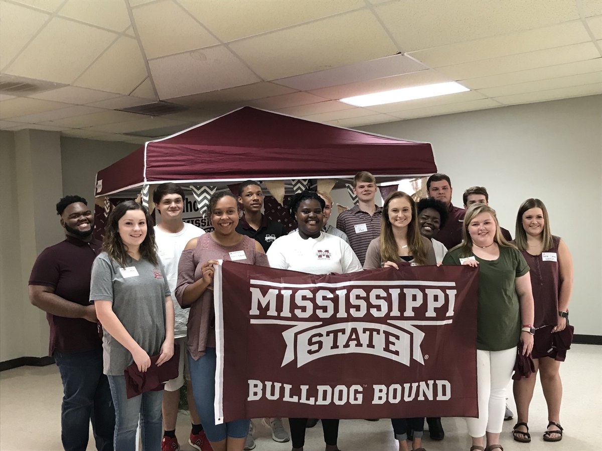 jdowney26's tweet photo. Calhoun County students rocked their Send-off Party Thanks to our @MSStateAlumni Calhoun County volunteers! #sendoff2018 #bulldogbound https://t.co/cce9sij3dP